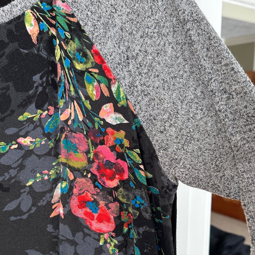 Women’s Floral Raglan Long-Sleeve Top - Black & Gray Kut From the Cloth - Picture 5 of 7